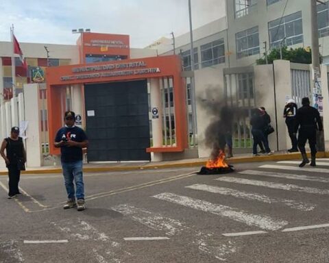 Tacna: Municipality attacked with garbage and burning tires due to delay in salaries