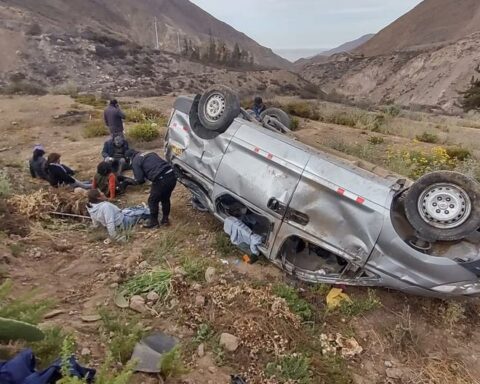 Tacna: Two dead and 10 injured leaves a minivan falling into a ravine (VIDEO)