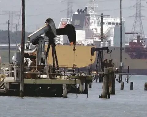 El petróleo de Texas baja levemente, hasta 76,82 dólares el barril