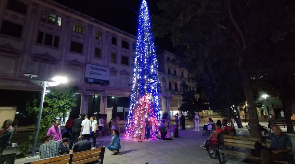 The Christmas tree in Havana, the only luminous thing at the end of the year