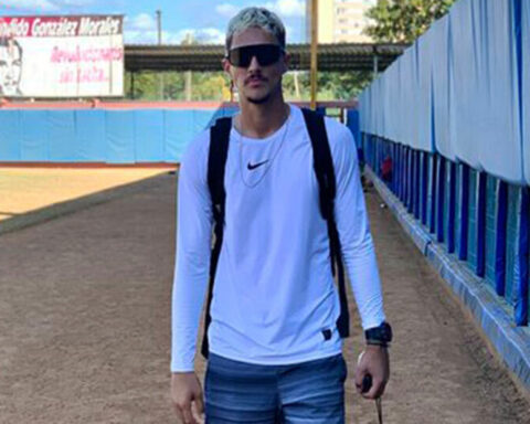 The Cuban pitcher who tried to escape with the boxer Andy Cruz arrives in the US