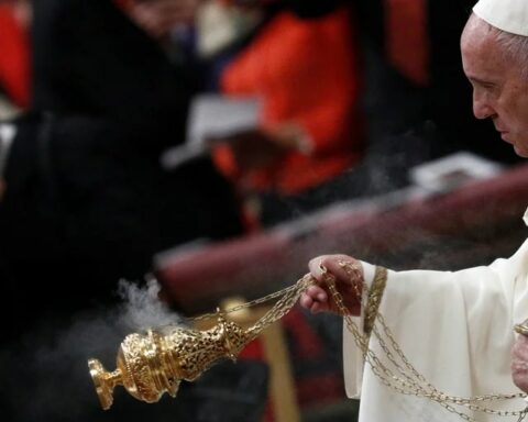 The Pope denounces in the midnight mass a humanity insatiable of power and money