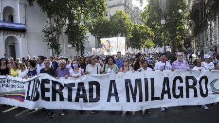 The Túpac Amaru makes a camp in Plaza de Mayo: they ask for a pardon for Milagro Sala