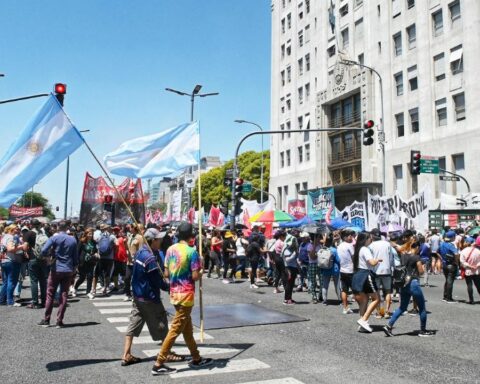 The UTEP advances a massive mobilization in the Obelisk