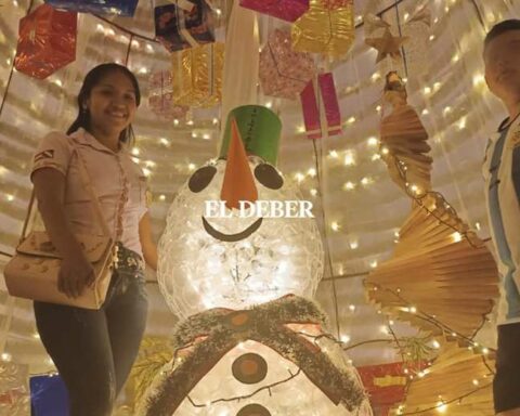 The Yapacaní square shows off Christmas decorations made with recyclable materials
