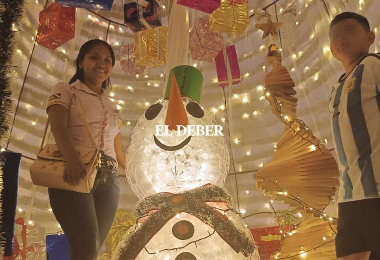 The Yapacaní square shows off Christmas decorations made with recyclable materials