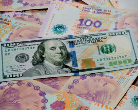 The blue dollar continues to rise in Argentina