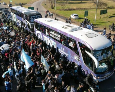 The bus of the Argentine national team moves slowly towards Buenos Aires