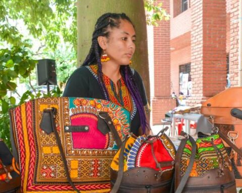 The colors and flavors of the region meet at the fair of indigenous and Afro-Bolivian peoples