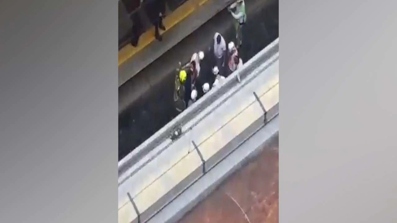 El angustiante momento en una mujer se lanzó con su hija al Metro