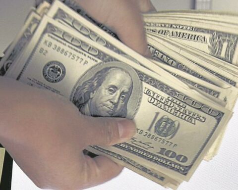 The dollar began the penultimate week of 2022 below $4,800