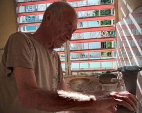 Delfín Prats, poeta, cubano, asaltan