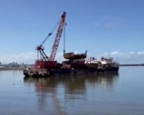 The removal of the remains of an abandoned ship in the bay of Montevideo has been completed