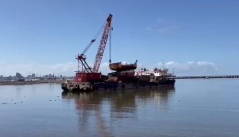 The removal of the remains of an abandoned ship in the bay of Montevideo has been completed