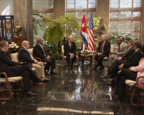 El deshielo avanza: congresistas norteamericanos se reúnen con Díaz-Canel