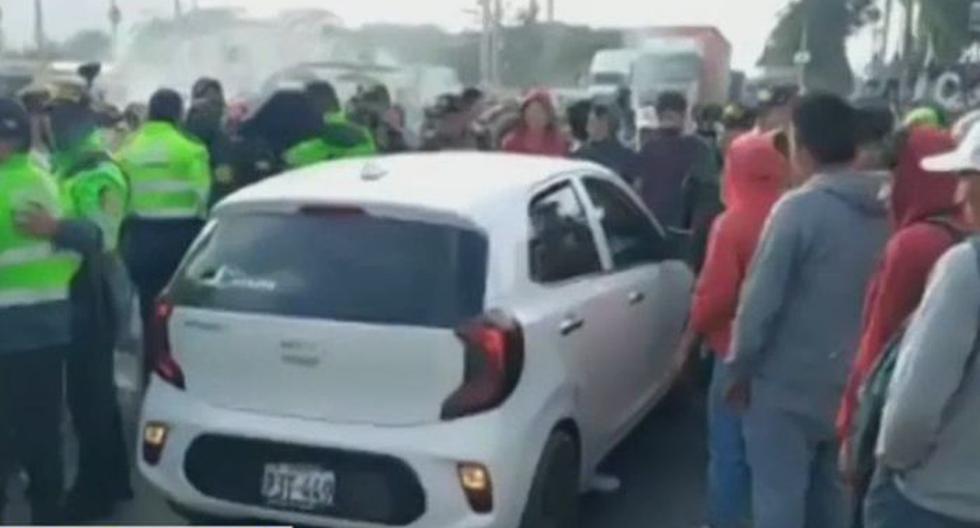 "There are many cars with broken windows": passengers stranded by blockades on the Panamericana Sur walk to reach their destinations