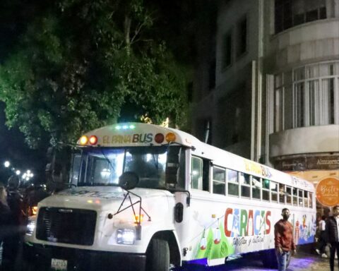 They activate the "PanaBus" to tour the city of Caracas