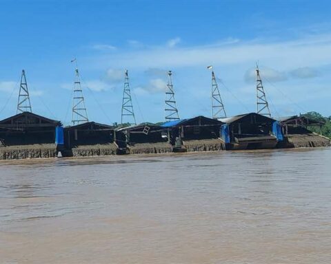 They apprehend 13 people accused of carrying out illegal mining exploitation in the Madre de Dios river