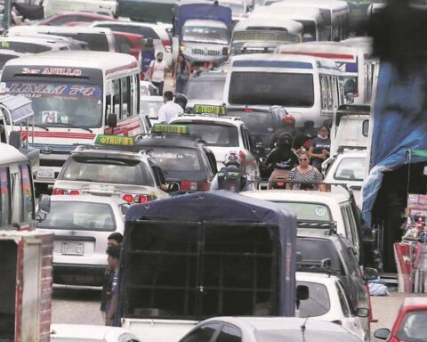 They ask Jhonny to appear and his entourage says that the mayor manages