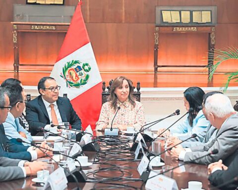 They ask the Government to defend higher education and the departure of Minister Becerra