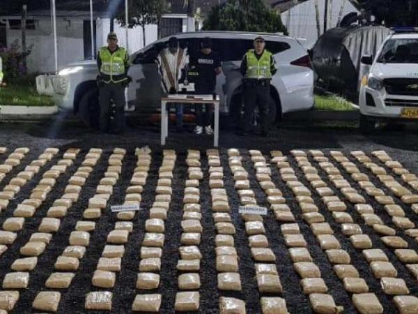 They capture a driver of the Protection Unit for cocaine shipment