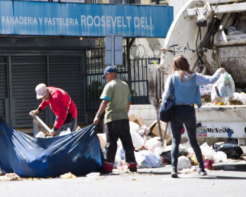 Efectúan recolección de desechos en calles de Caracas