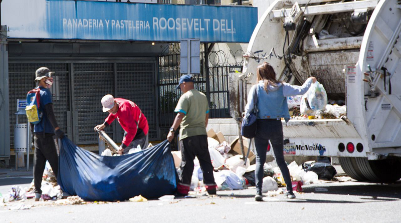 Efectúan recolección de desechos en calles de Caracas