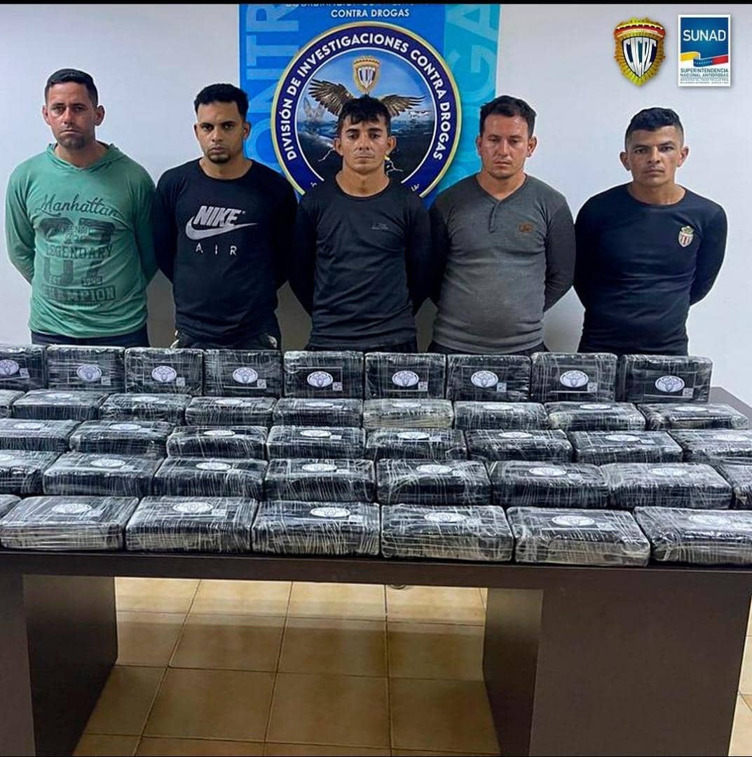 They catch five who were transporting 25 panelas of cocaine from Colombia