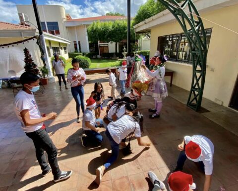 They deliver Christmas gifts to orphaned children as a result of femicide