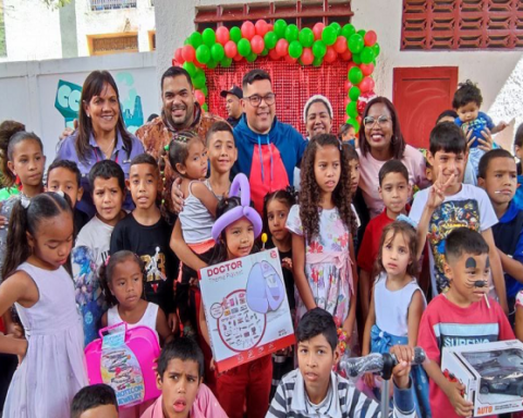 Entregan juguetes en la estación de bomberos Cabrera Martín en Macarao