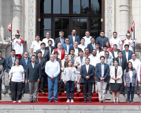 They demand that Congress approve the advancement of elections