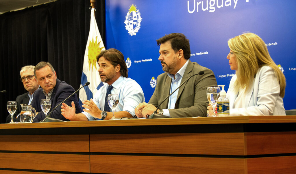 They presented the sanitation plan for 61 towns in the interior of the country, 6 in the department of Colonia