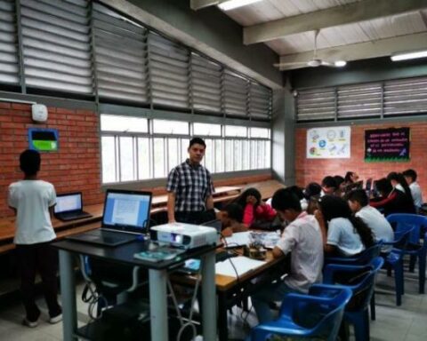 They request the payment of labor obligations of teachers in December