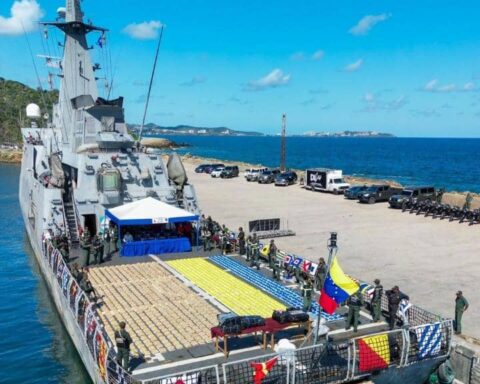 They seized 27 sacks of drugs on the Venezuela-Martinique maritime border