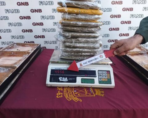 They seized 32 panelas of marijuana that they were transporting in a tank