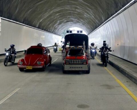 'They throw away a little money': Petro's position on 4G tracks