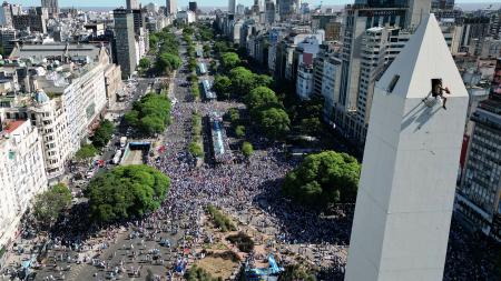 Thousands of Argentines took over the Obelisk to celebrate with the world champions