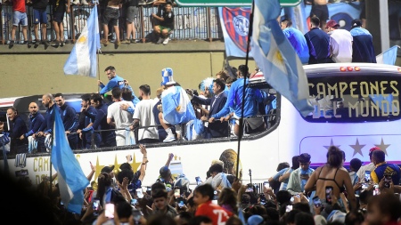 Thousands of fans await the departure of the National Team