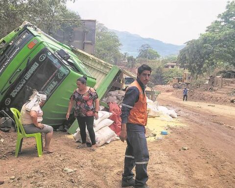 Trailer hits truck and causes an accident with injuries on the road to Samaipata