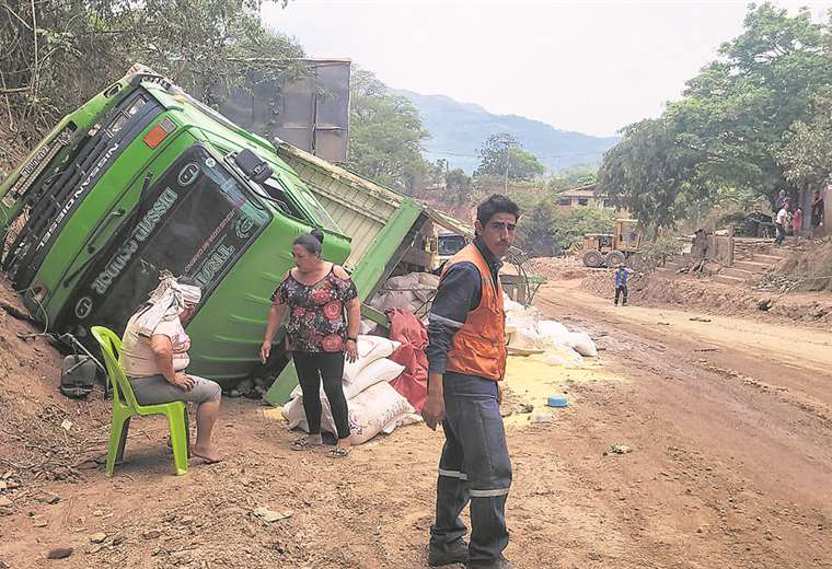 Trailer hits truck and causes an accident with injuries on the road to Samaipata