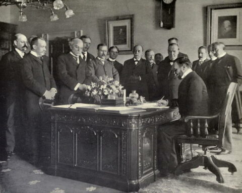 John Milton Hay, secretario de Estado de los Estados Unidos, firmando la ratificación del Tratado de París