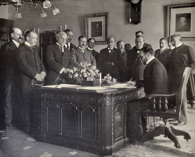 John Milton Hay, secretario de Estado de los Estados Unidos, firmando la ratificación del Tratado de París