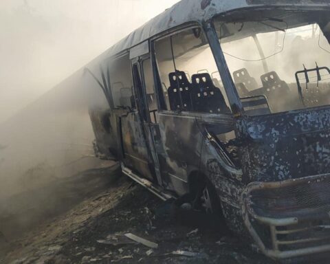 Incendio de camión y minibús en Azua deja tres muertos