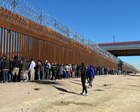 US National Guard places barbed wire at Texas border post
