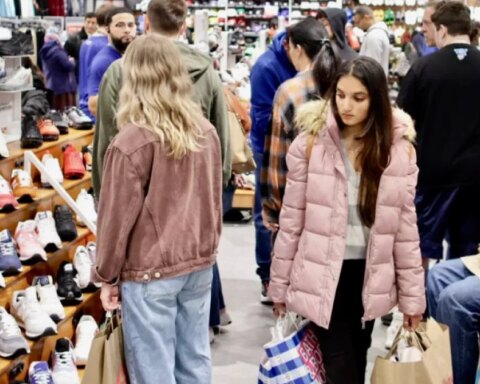 US consumer confidence rebounds in December