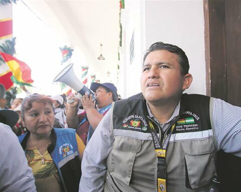 Union leader "asked for weapons for war" and did so before a minister