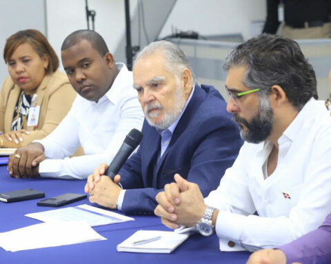 Valle Nuevo farmers leave upset with MA