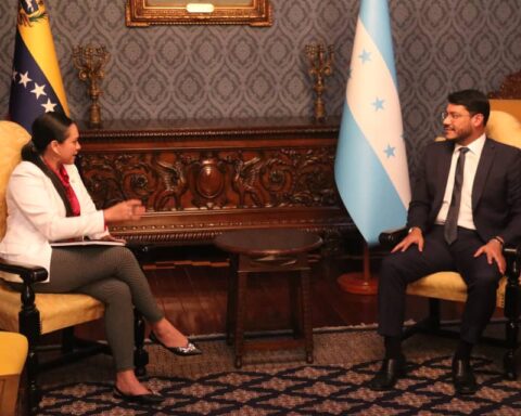 Venezuela and Honduras review map of binational cooperation