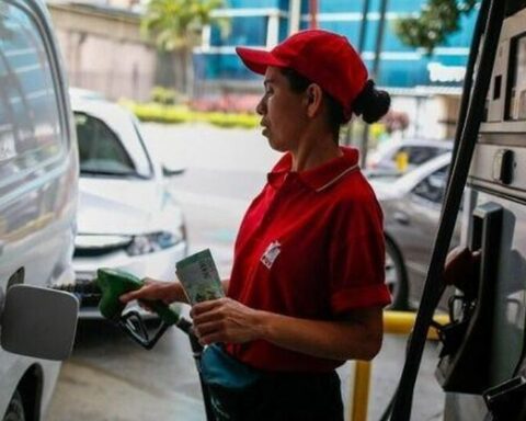 Venezuela, stuck in a queue for gasoline