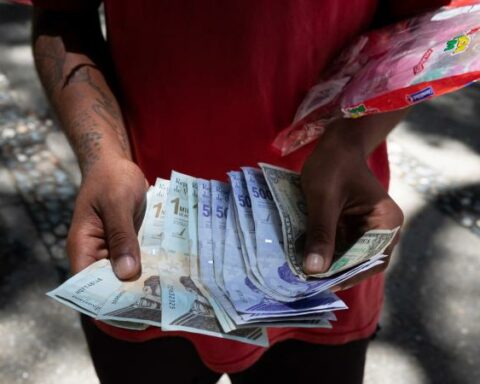 Venezuelan Bolívar Wobbles Again: What Makes It So Unstable?